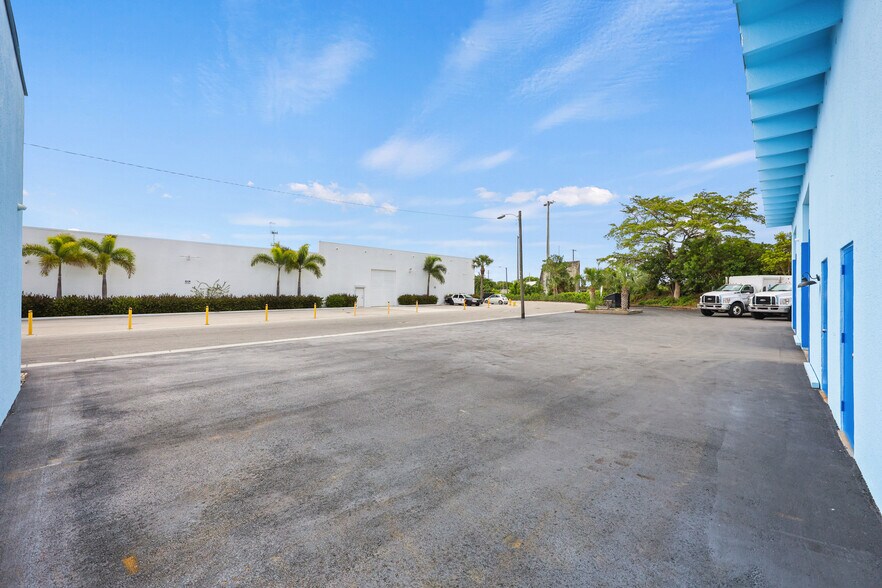More Photos Of 2605 Kelly Ln, Lake Worth Light Distribution For Lease