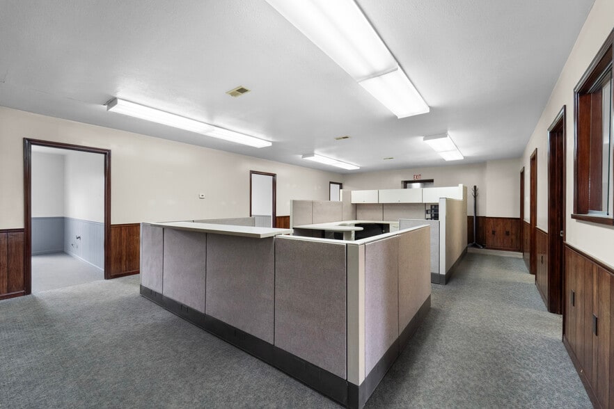 More Photos Of 209 W Main St, Linn Warehouse For Sale