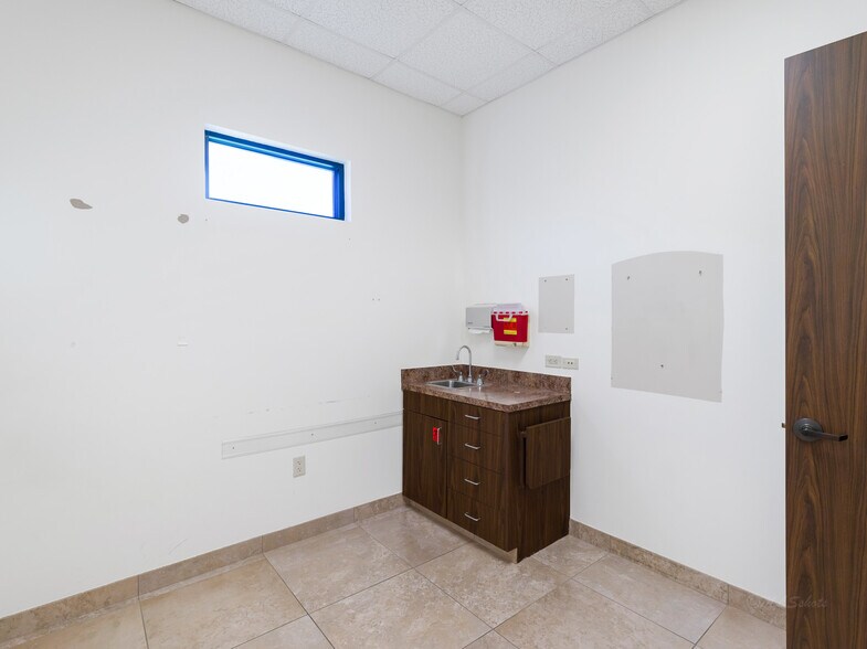 More Photos Of 714 S Peek Rd, Katy Medical For Lease