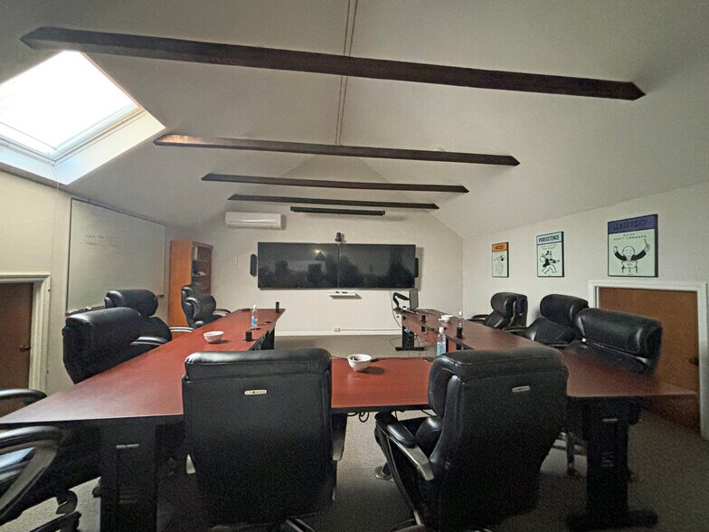 More Photos Of 40 S River Rd, Bedford Office For Lease