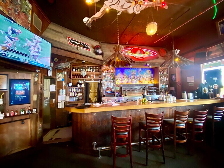 More Photos Of 1621-1637 SE Hawthorne Blvd, Portland Storefront For Sale