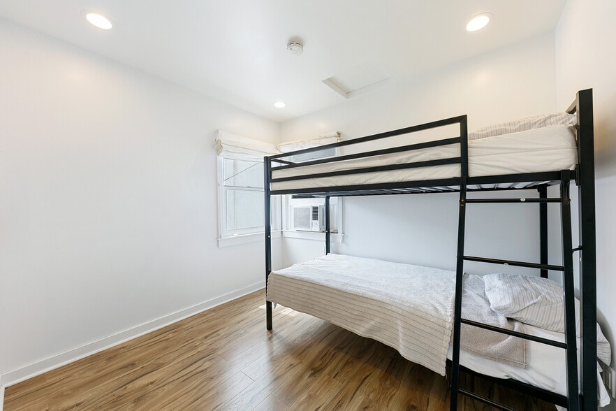 More Photos Of 22467 Pacific Coast Hwy, Malibu Freestanding For Sale