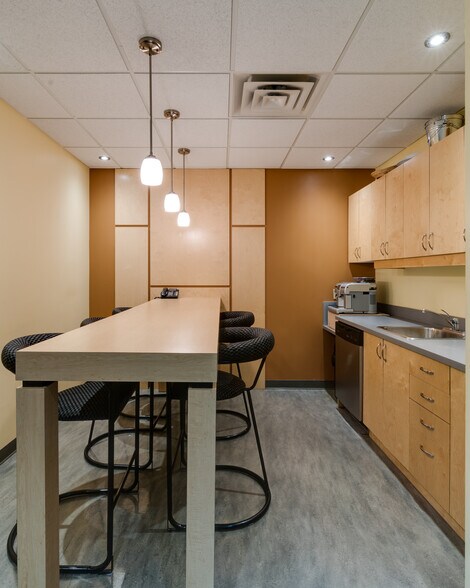 More Photos Of 2250-2300 Av Bennett, Montréal Office For Lease