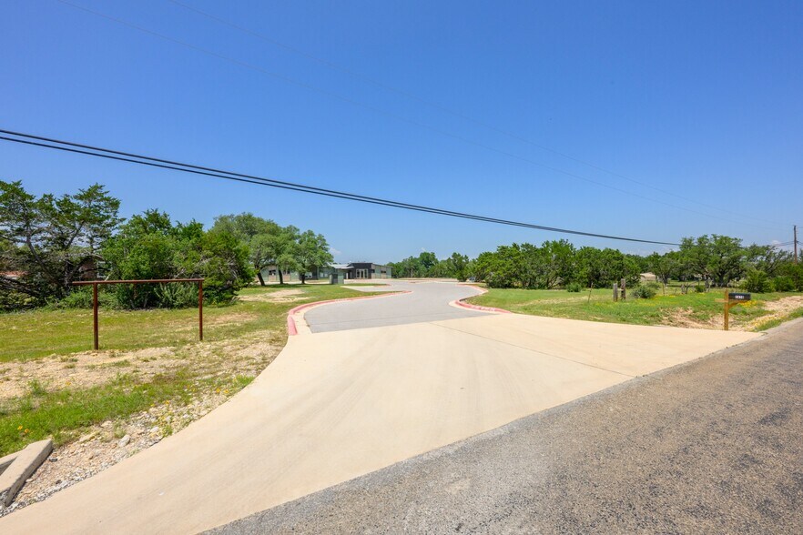 More Photos Of 1410 Live Oak Rd, Leander Showroom For Sale