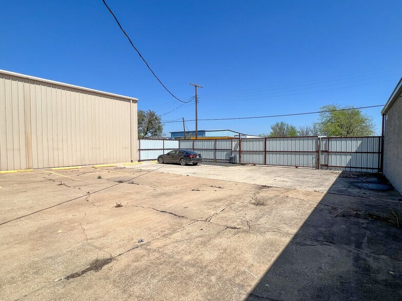 More Photos Of 4733 Don Dr, Dallas Warehouse For Sale