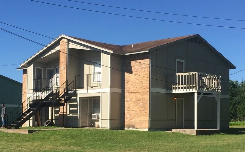 More Photos Of 1105 Westwood Ln, Giddings Apartments For Sale