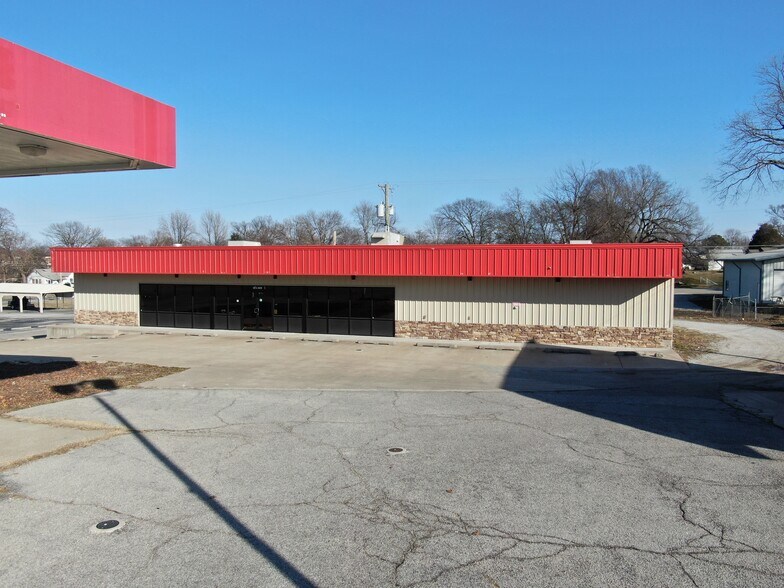 More Photos Of 607 S Main St, Grove Service Station For Sale