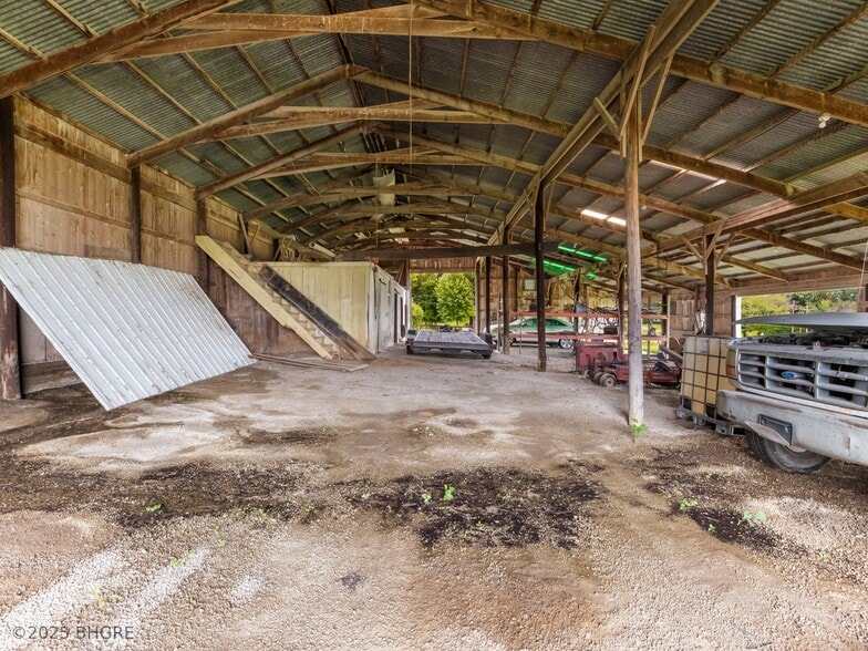 More Photos Of 1247 Illinois Dr, Knoxville Sports And Entertainment For Sale