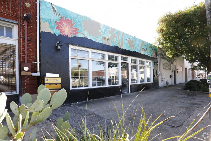 More Photos Of 3014 Commerce St, Dallas General Retail For Lease