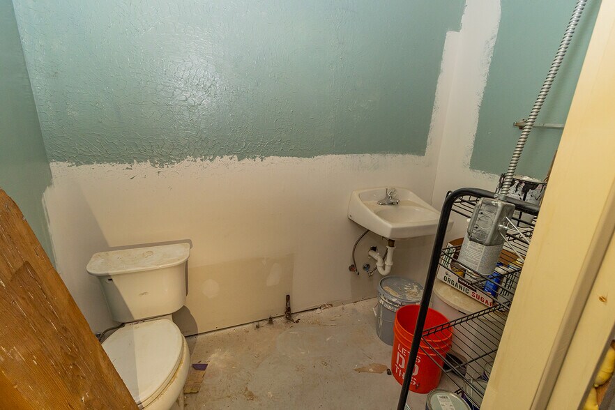 More Photos Of 1627 S Hillside St, Wichita Freestanding For Sale