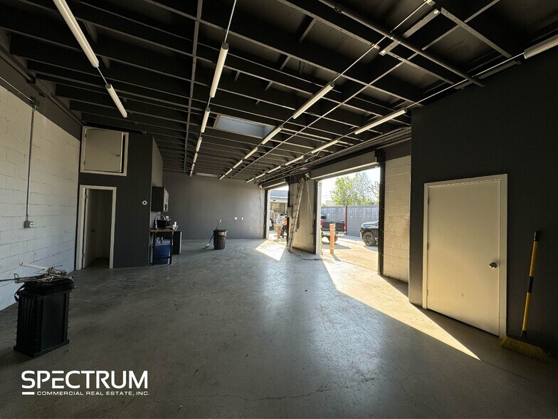 More Photos Of 7348 Deering Ave, Canoga Park Warehouse For Lease