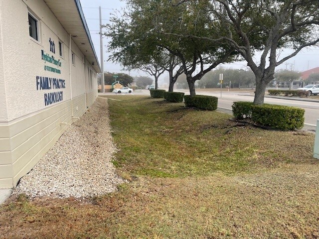 More Photos Of 1304 SE 8th Ter, Cape Coral Medical For Lease