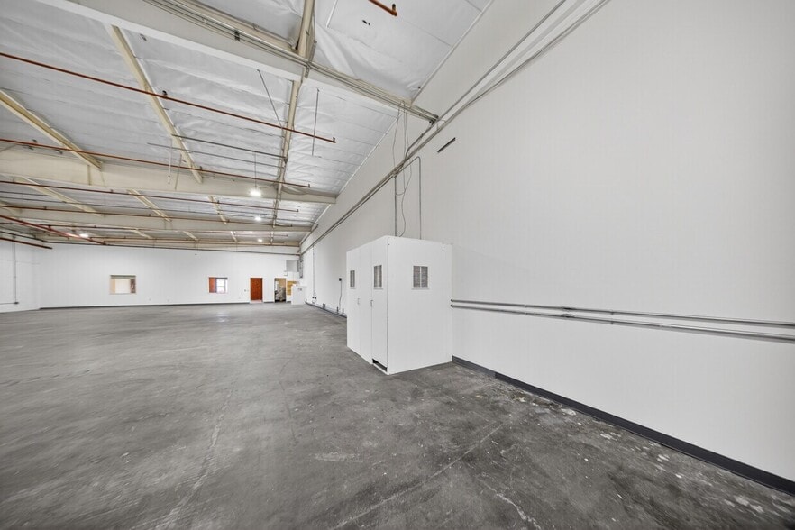 More Photos Of 7666 Clybourn Ave, Sun Valley Light Manufacturing For Sale