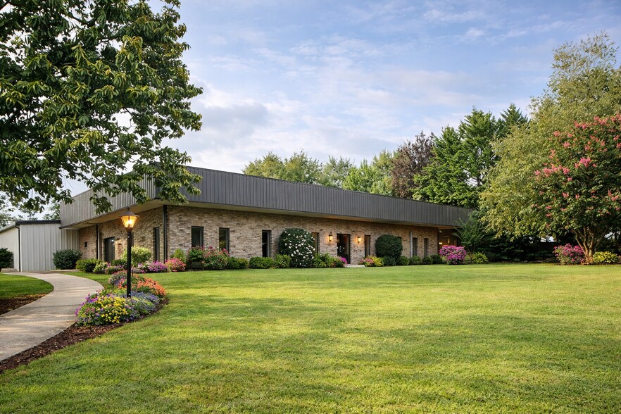 More Photos Of 300 Commerce Blvd, Bogart Warehouse For Lease