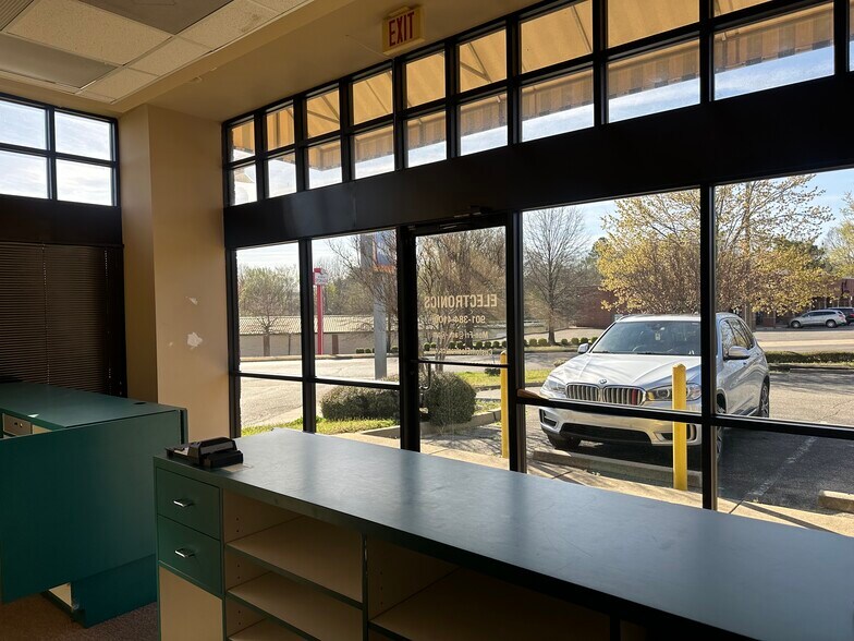 More Photos Of 1533 Bonnie Ln, Cordova General Retail For Lease