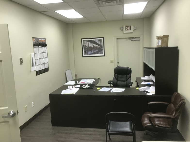 More Photos Of 876 Montreal Rd, Clarkston Warehouse For Lease