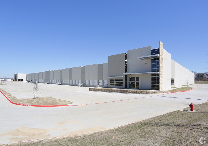 More Photos Of 2615 Gifford St, Grand Prairie Distribution For Lease