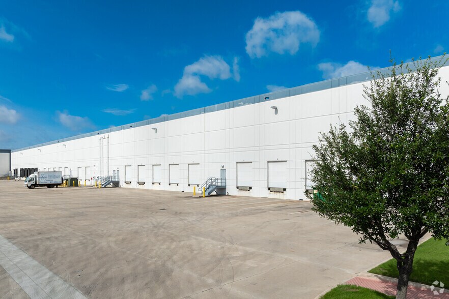 More Photos Of 15124 Grand River Rd, Fort Worth Distribution For Lease