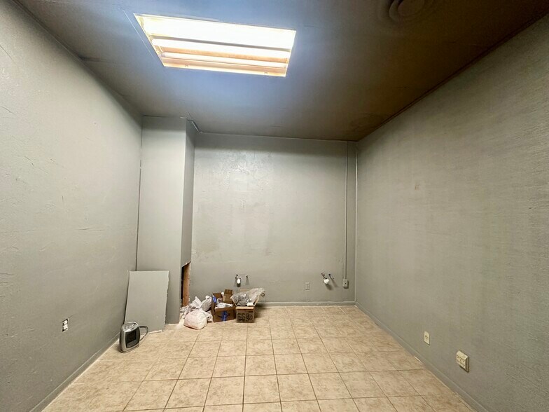 More Photos Of 3509 McNiel Ave, Wichita Falls Flex For Lease