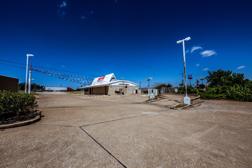 More Photos Of 130 Interstate 45 N, Huntsville General Retail For Sale