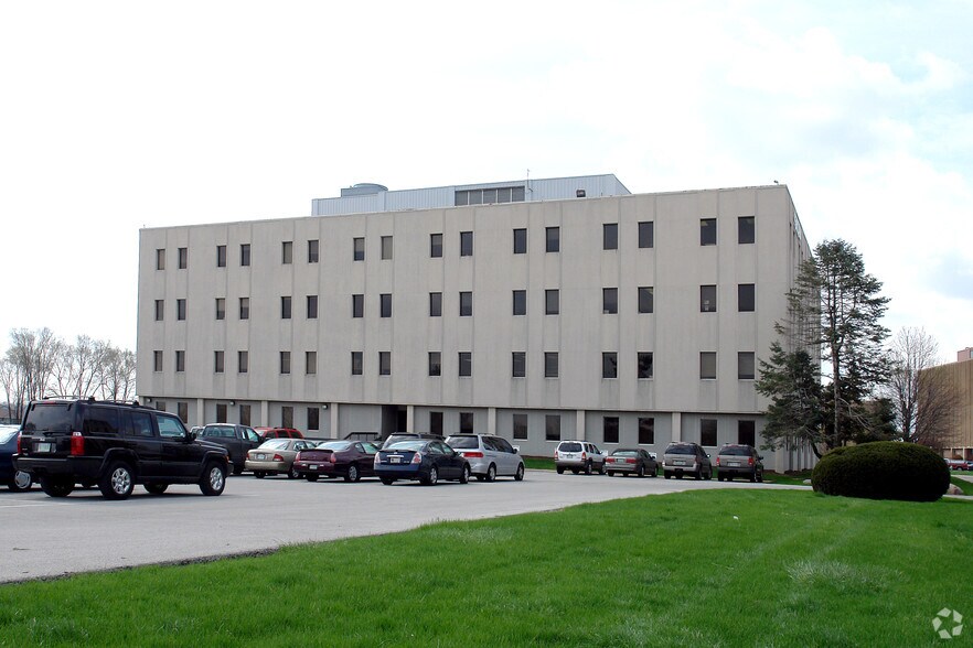 More Photos Of 4755 Kingsway Dr, Indianapolis Office For Lease