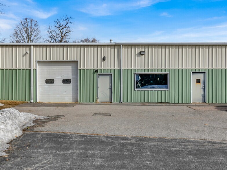More Photos Of 16 Swamscott St, Newfields Warehouse For Lease