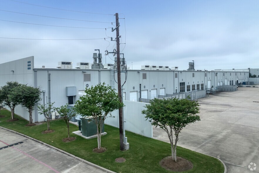 More Photos Of 8846 N Sam Houston Pky W, Houston Warehouse For Lease