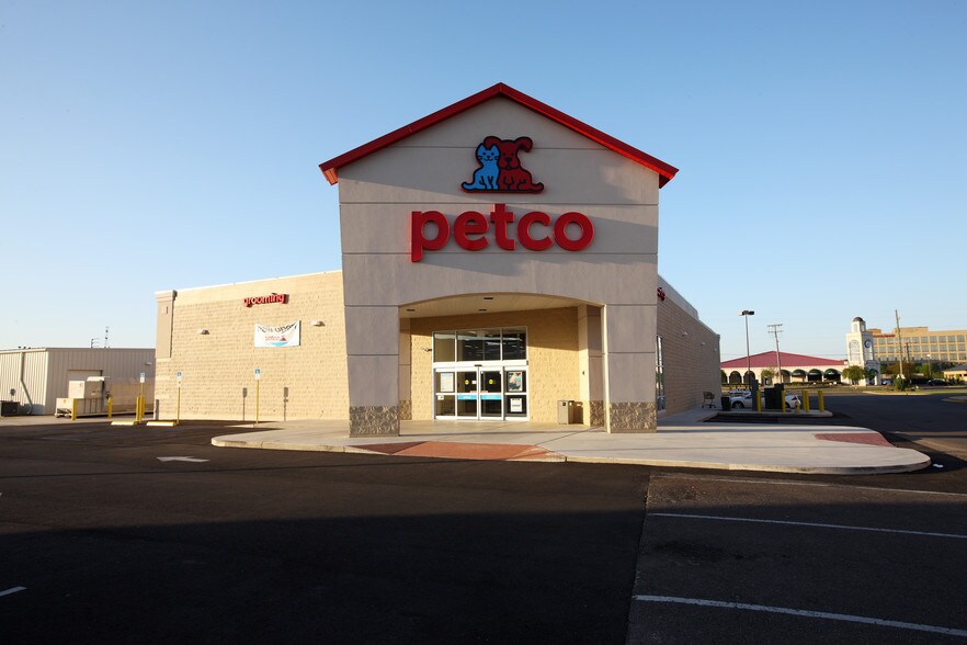 More Photos Of 1400 MacArthur Dr, Alexandria Storefront For Lease