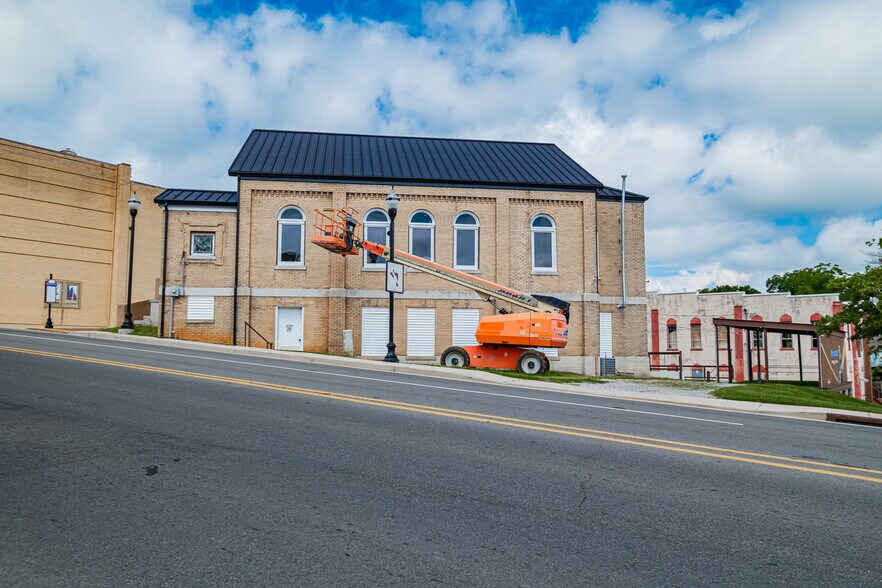 More Photos Of 117 1st Ave NE, Winchester General Retail For Sale