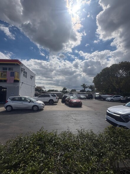 More Photos Of 250 NE 44th St, Oakland Park Auto Repair For Sale