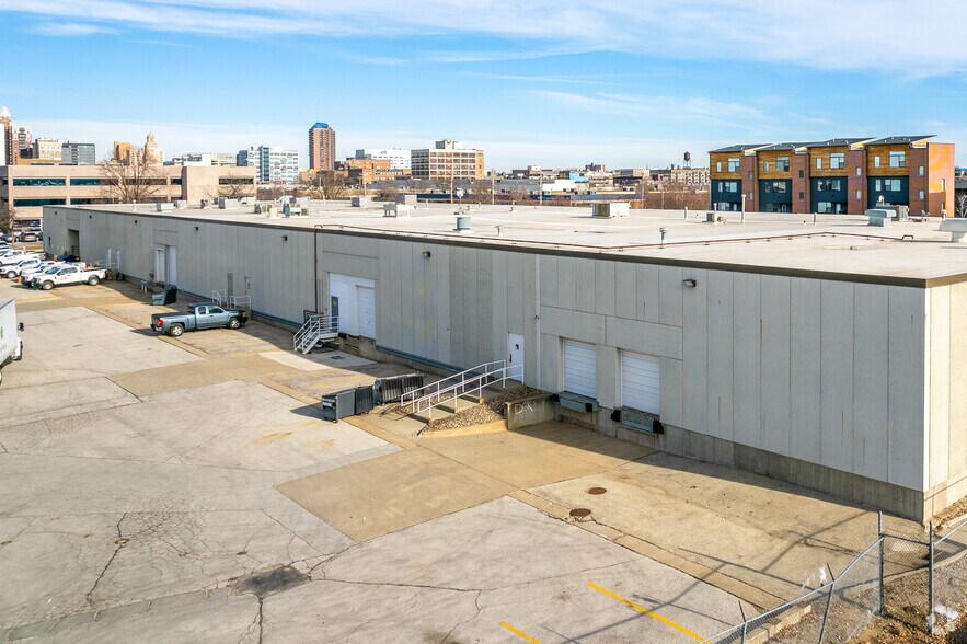 More Photos Of 600 SW 7th St, Des Moines Flex For Lease