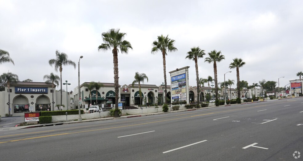 More Photos Of 17200 Ventura Blvd, Encino General Retail For Lease