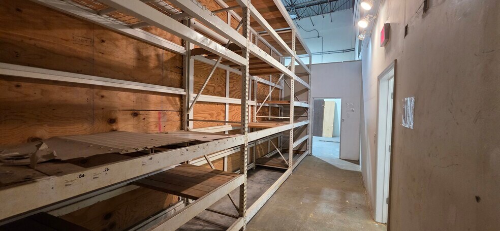 More Photos Of 7810 Kingspointe Pky, Orlando Warehouse For Lease