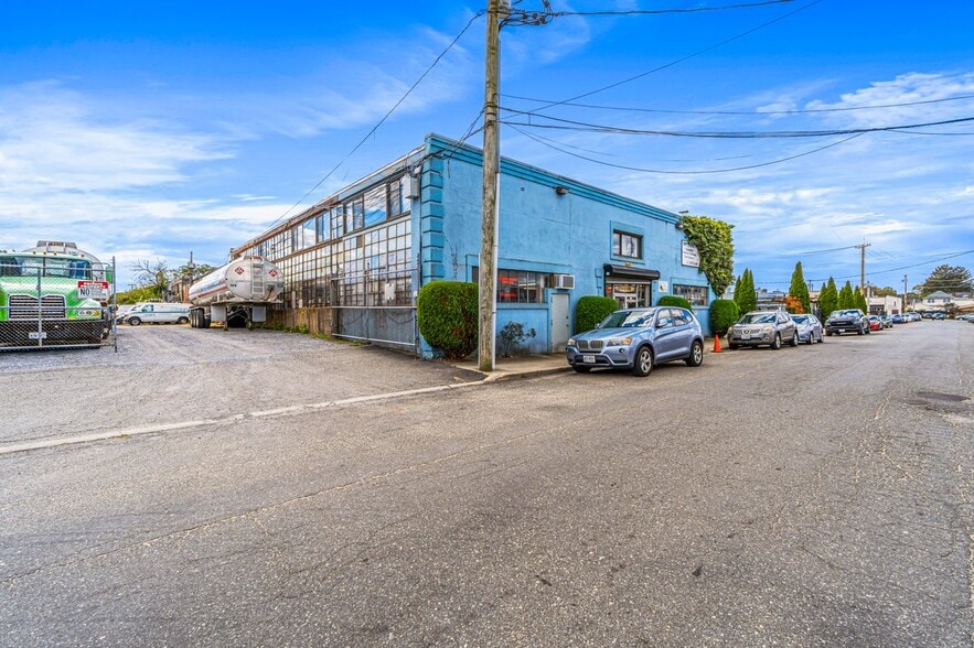More Photos Of 75 Windsor Ave, Mineola Warehouse For Sale