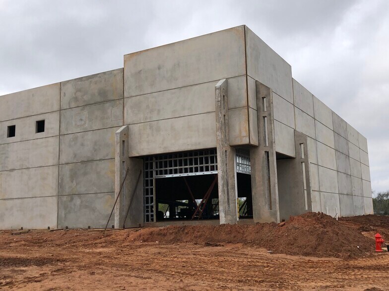 More Photos Of 4700 SW 25th Cir, Oklahoma City Warehouse For Lease