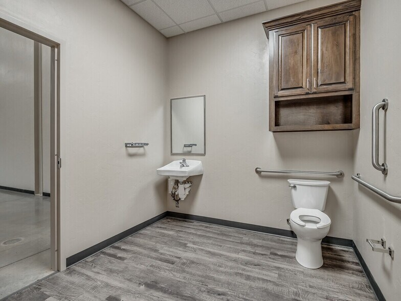 More Photos Of 611 Hundred Oaks Dr, Edmond Warehouse For Sale