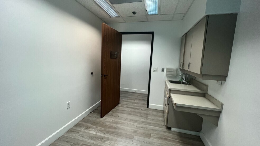 More Photos Of 44215 15th St W, Lancaster Medical For Lease