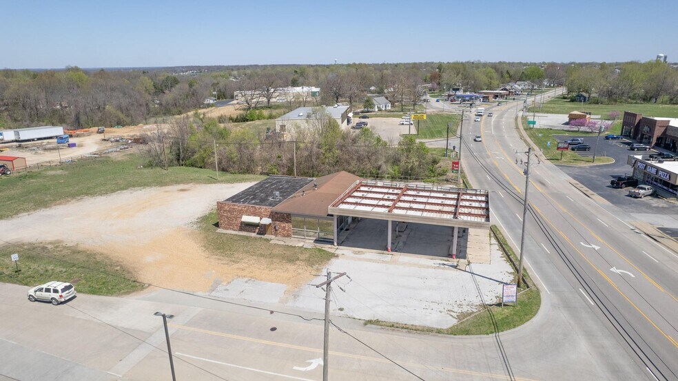 More Photos Of 845 W Washington St, Marshfield Auto Repair For Sale