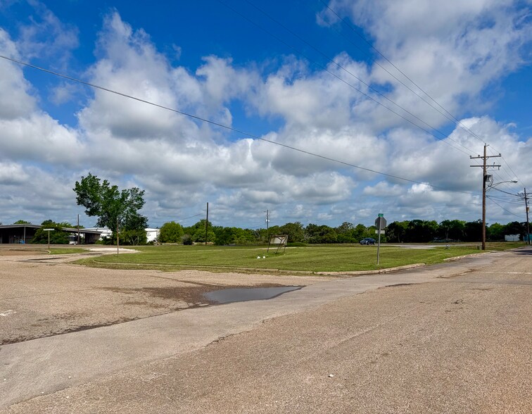 More Photos Of 300 W School St, Madisonville Light Distribution For Sale
