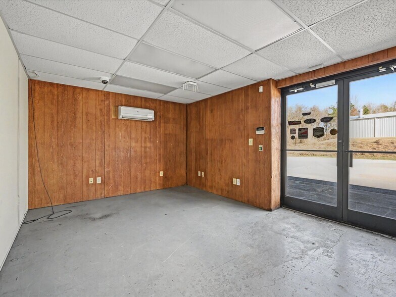 More Photos Of 3517 Denver Dr, Denver Warehouse For Lease