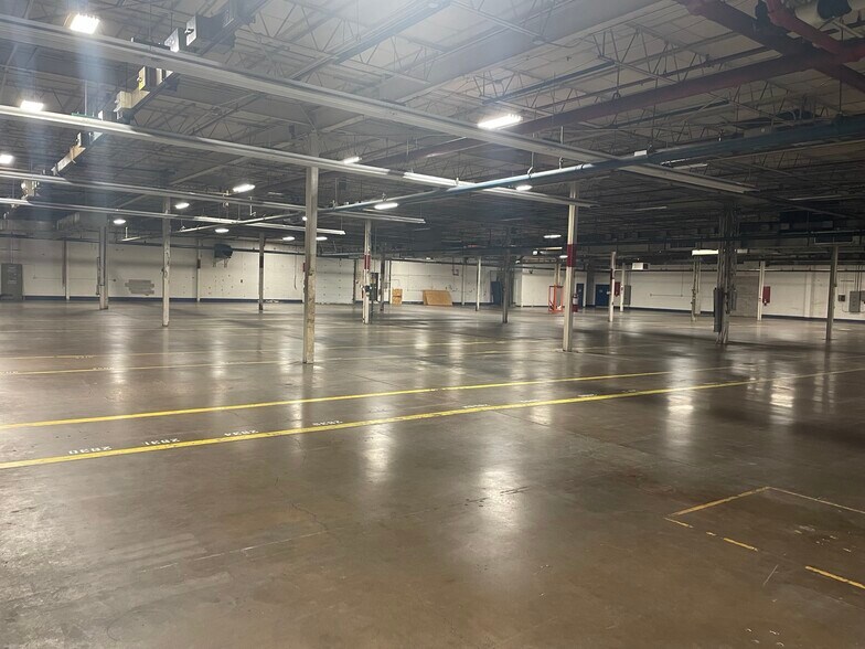 More Photos Of 5740-5750 N Tripp Ave, Chicago Warehouse For Lease