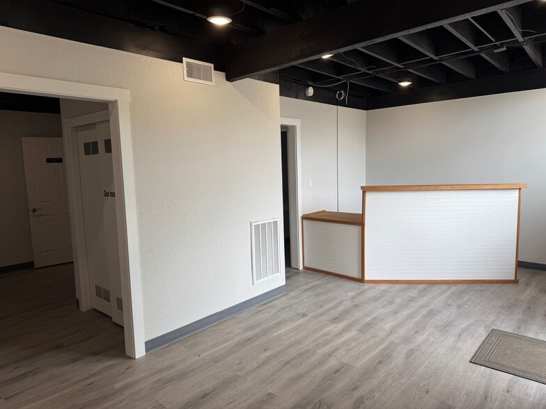 More Photos Of 921 W Maple Ave, Duncan Office For Lease