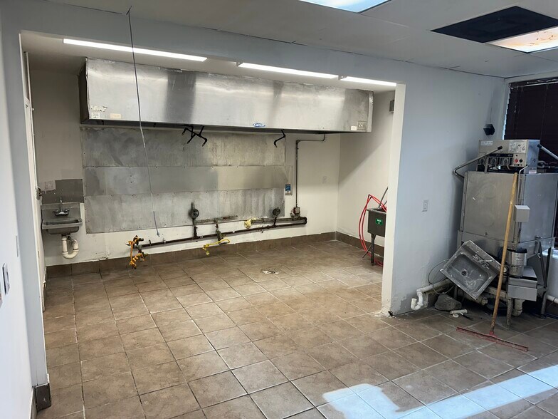 More Photos Of 12953 N Wintzell Ave, Bayou La Batre Restaurant For Sale