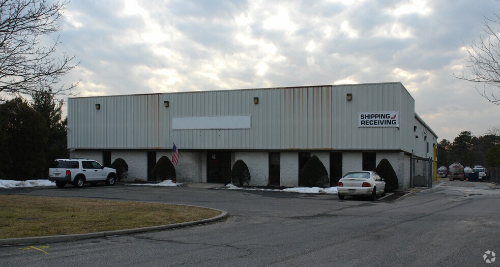 More Photos Of 43 Windsor Pl, Central Islip Manufacturing For Lease