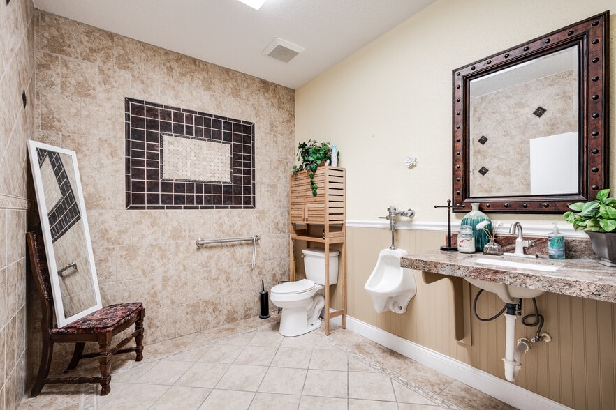 More Photos Of 14310 US-190, Onalaska General Retail For Sale