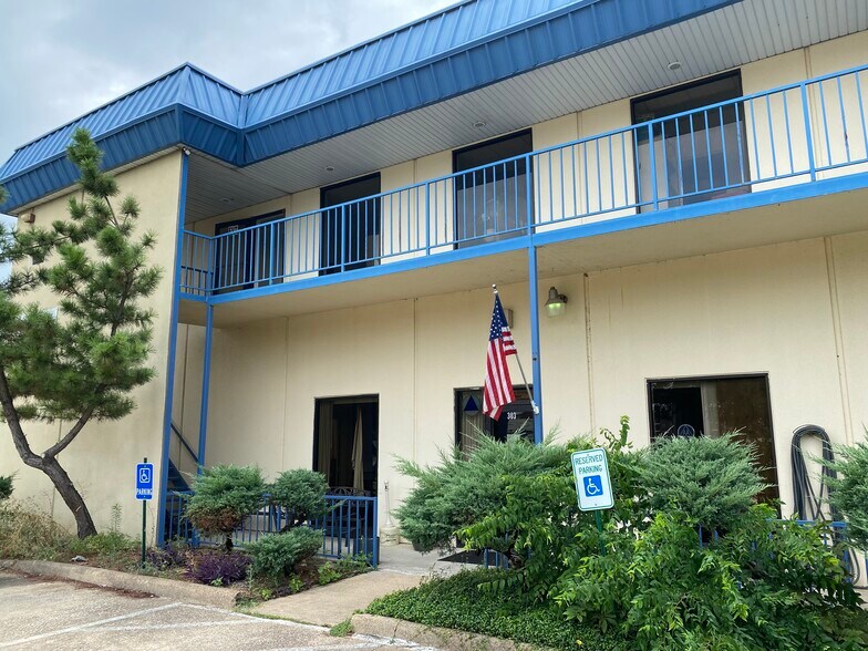 More Photos Of 1039 N Interstate 35E, Carrollton Research And Development For Lease