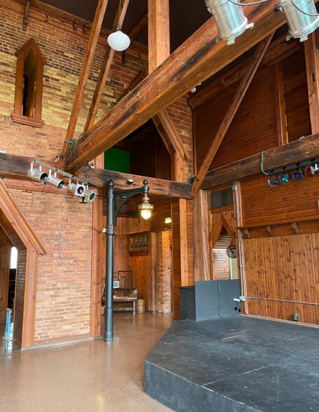More Photos Of 448 Prospect St, Combined Locks Bar For Sale