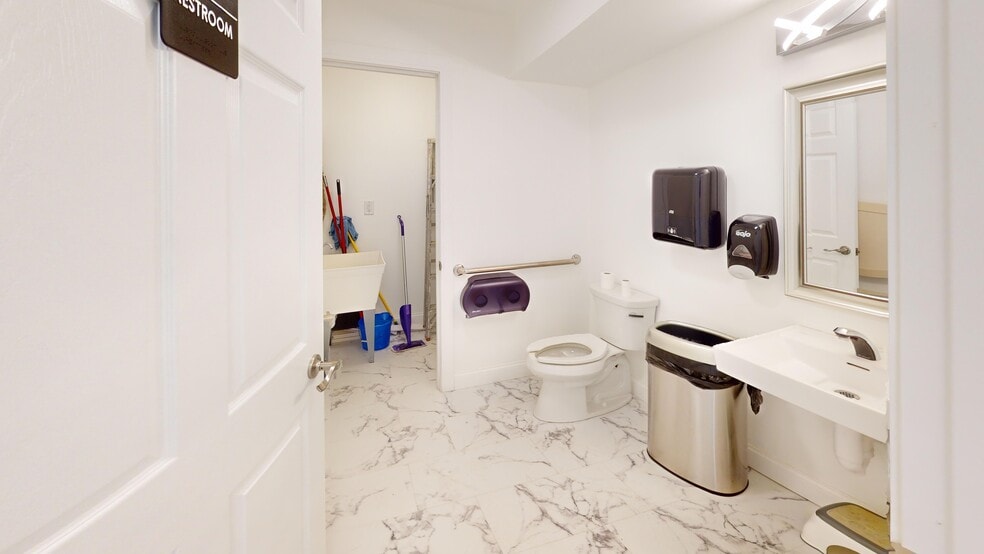 More Photos Of 718 N Bridge St, Yorkville Office For Lease