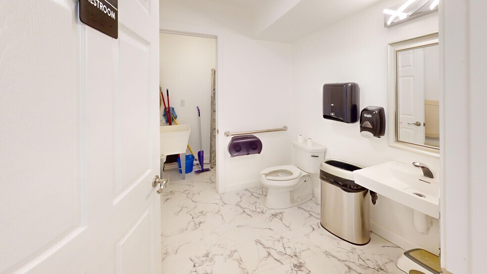 More Photos Of 718 N Bridge St, Yorkville Office For Lease
