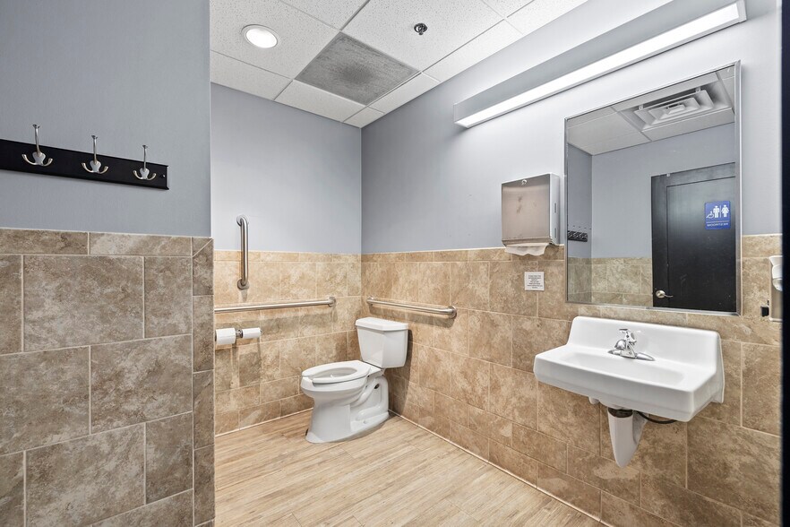 More Photos Of 4487 Bents Dr, Windsor Light Manufacturing For Lease